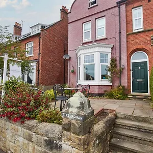 Georgian Gem Of Robin Hoods Bay - Hot-tub - Pets Holiday home